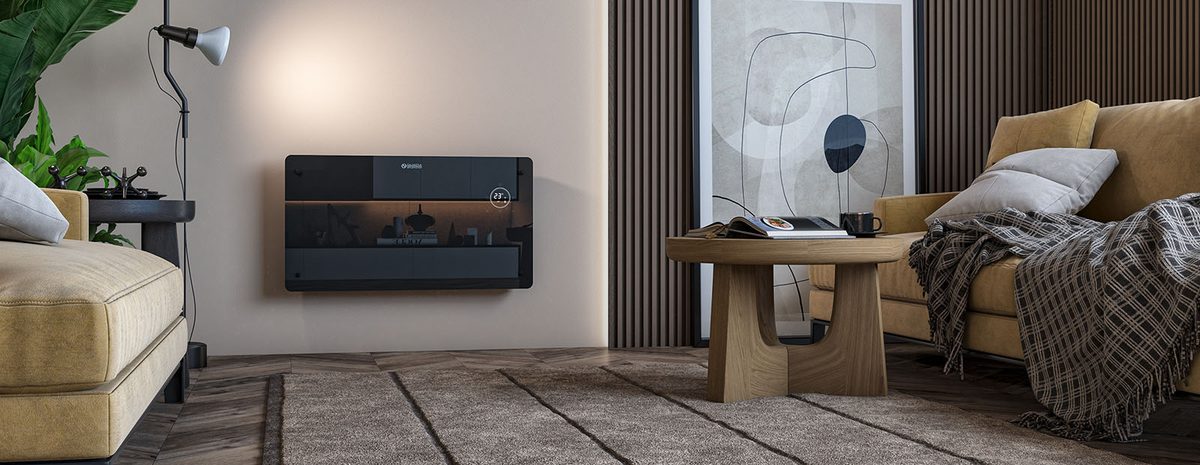 Elektrische convector met glazen front aan de wand van een woonkamer