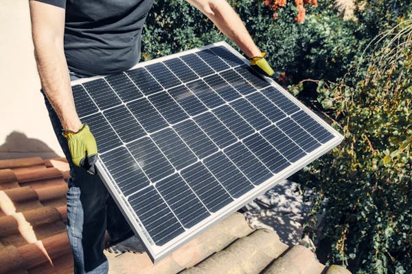 Thuisbatterij in technische ruimte naast zonnepaneel-omvormer