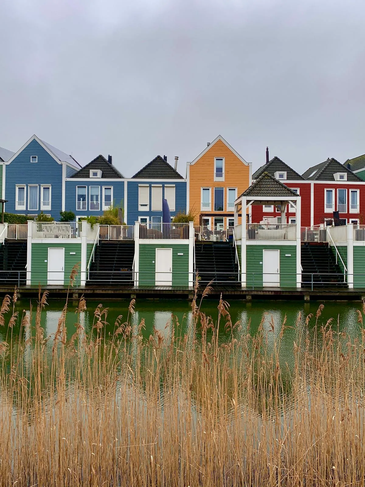 Kleurrijke Nederlandse rijtjeshuizen — typische woningmarkt in Nederland